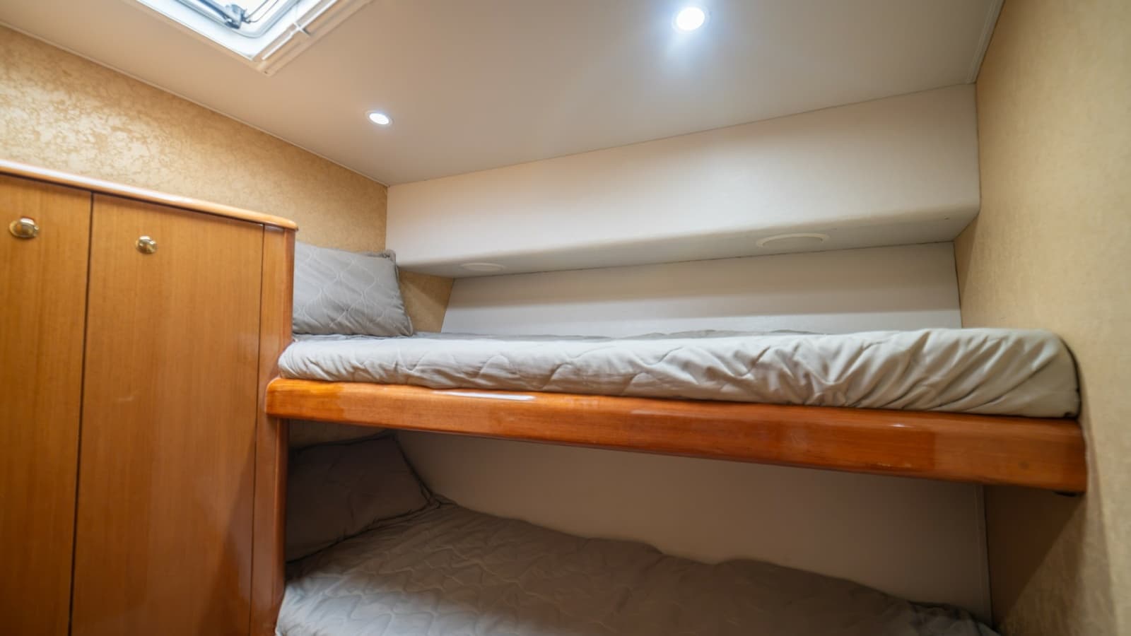 2002 Viking 61 Convertible - Photo 17