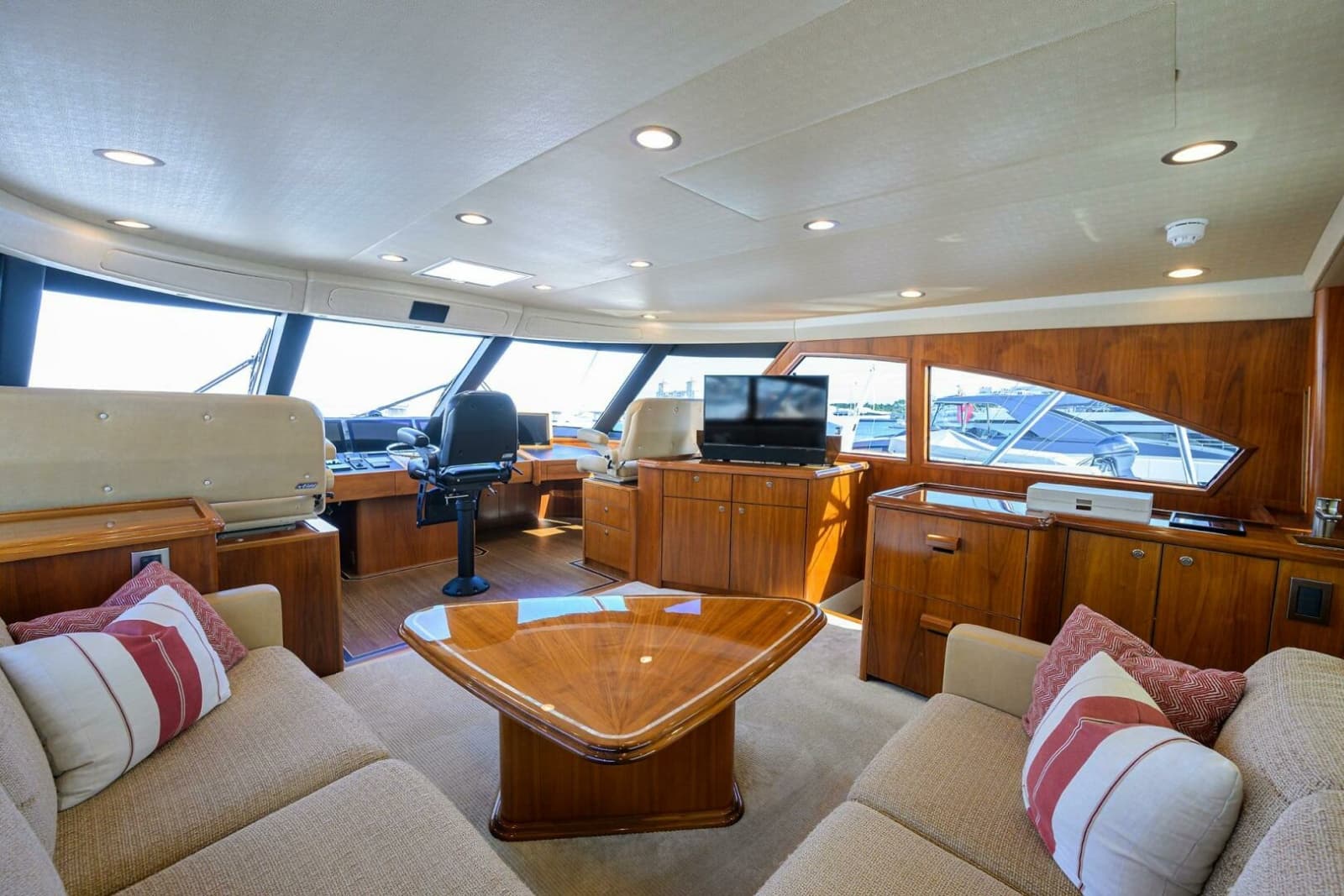2017 Viking 92 Enclosed Bridge - Photo 18