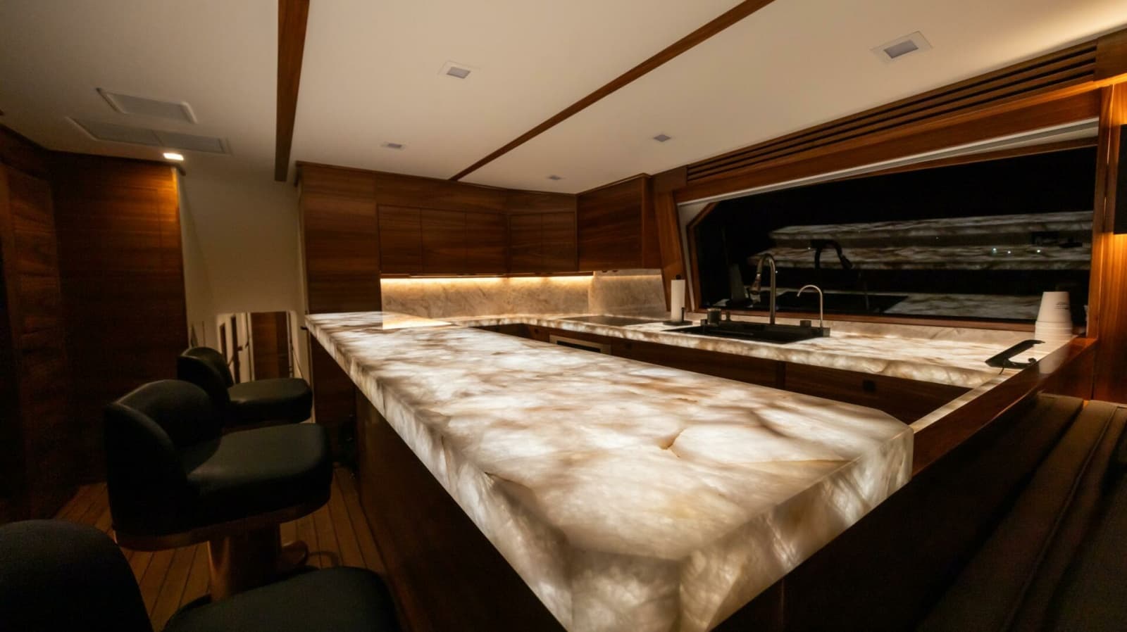 2025 Viking 82 Convertible - Photo 9