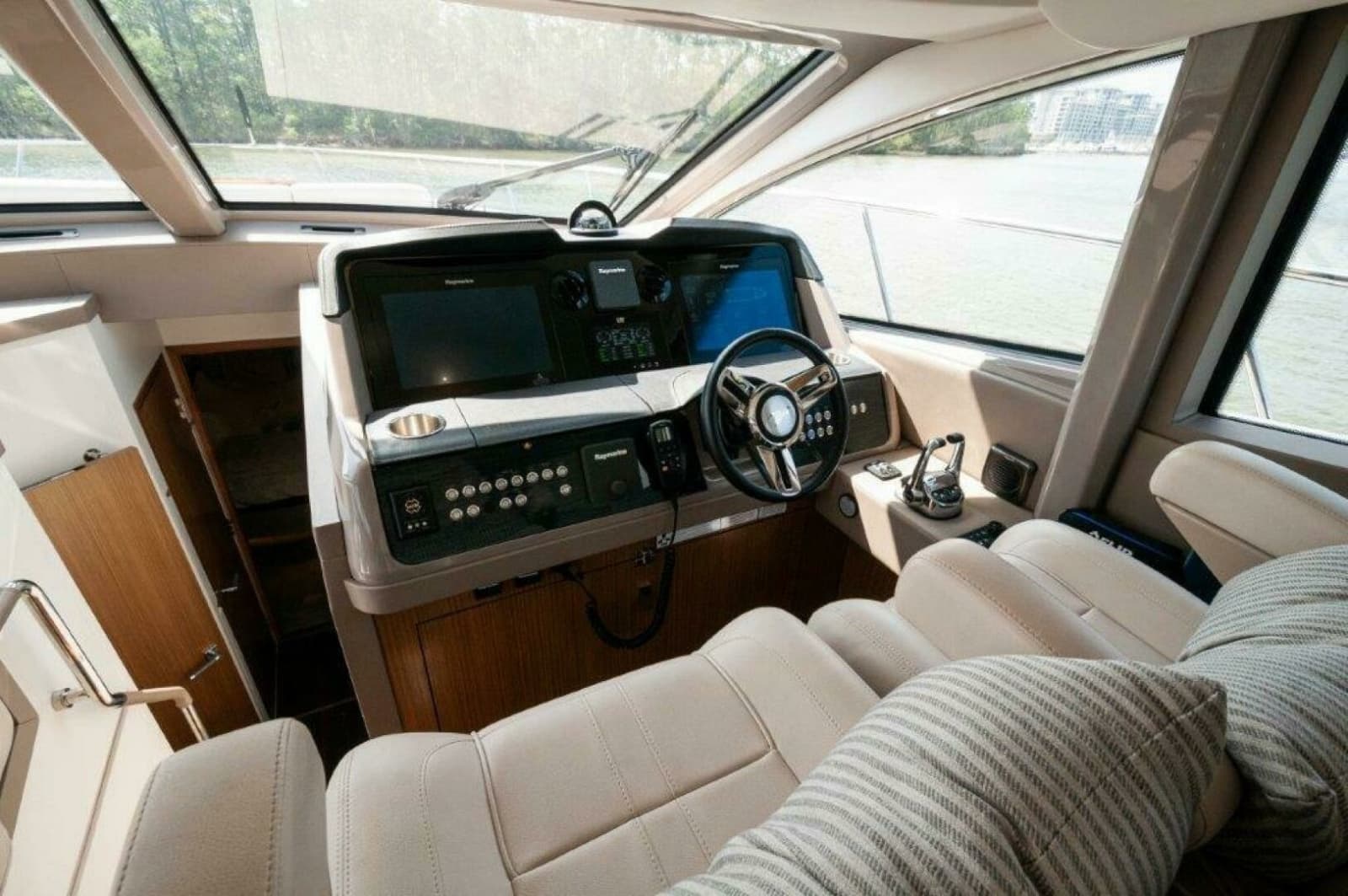 2018 Sea Ray L550 Flybridge - Photo 30