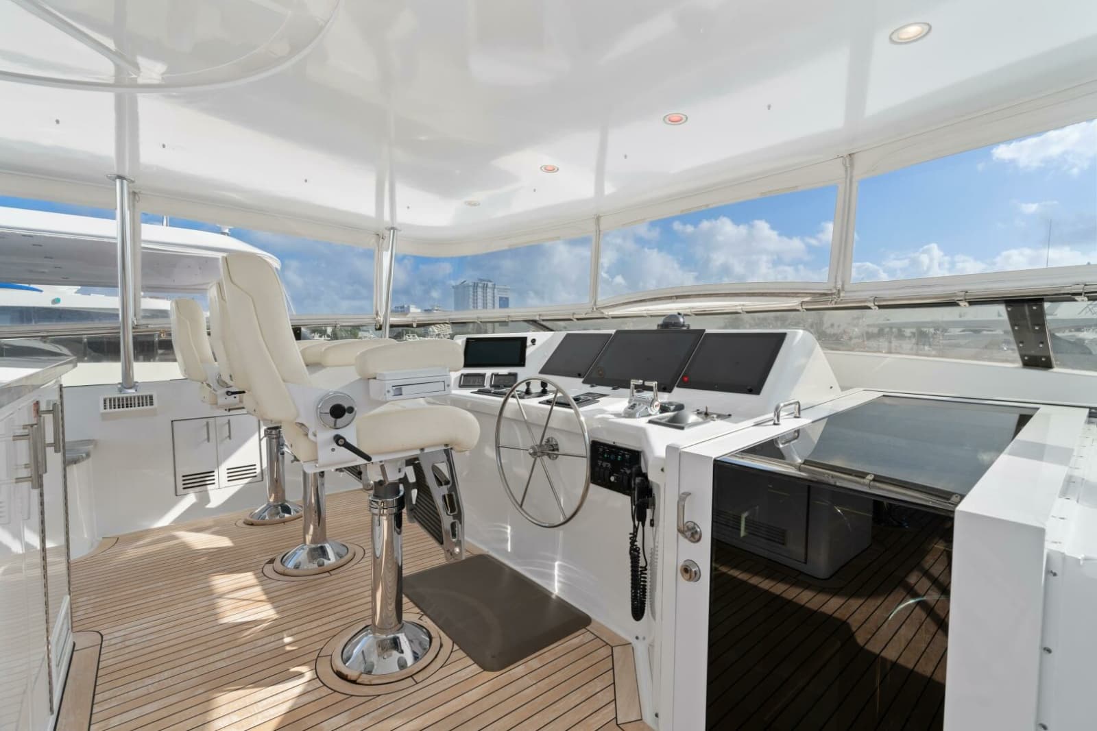 2005 Hatteras 100 Motor Yacht - Photo 34