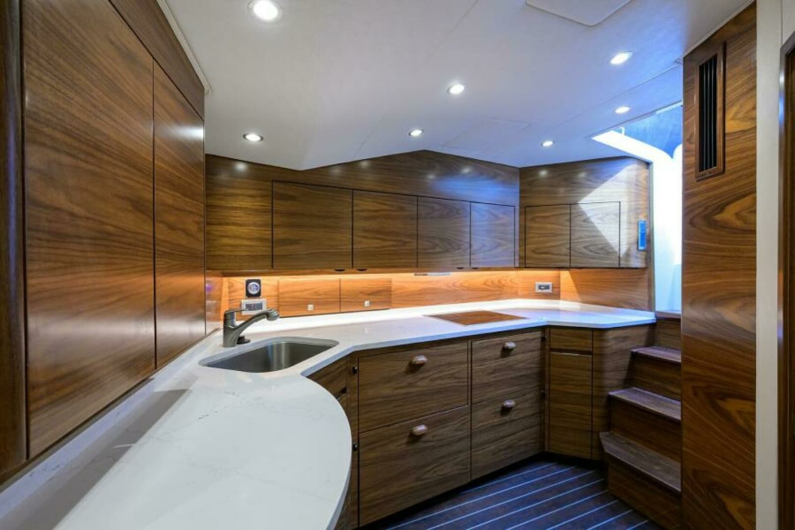2024 Viking 54 Sport Coupe - Photo 3