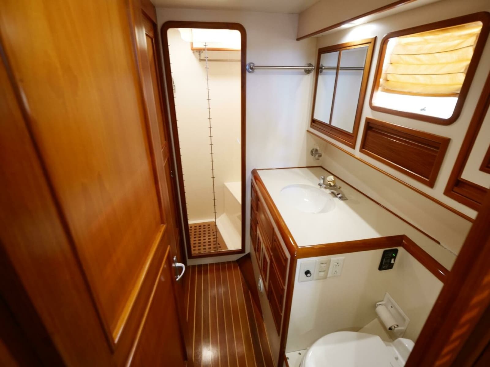 2000 Offshore Yachts 62 Pilothouse - Photo 32