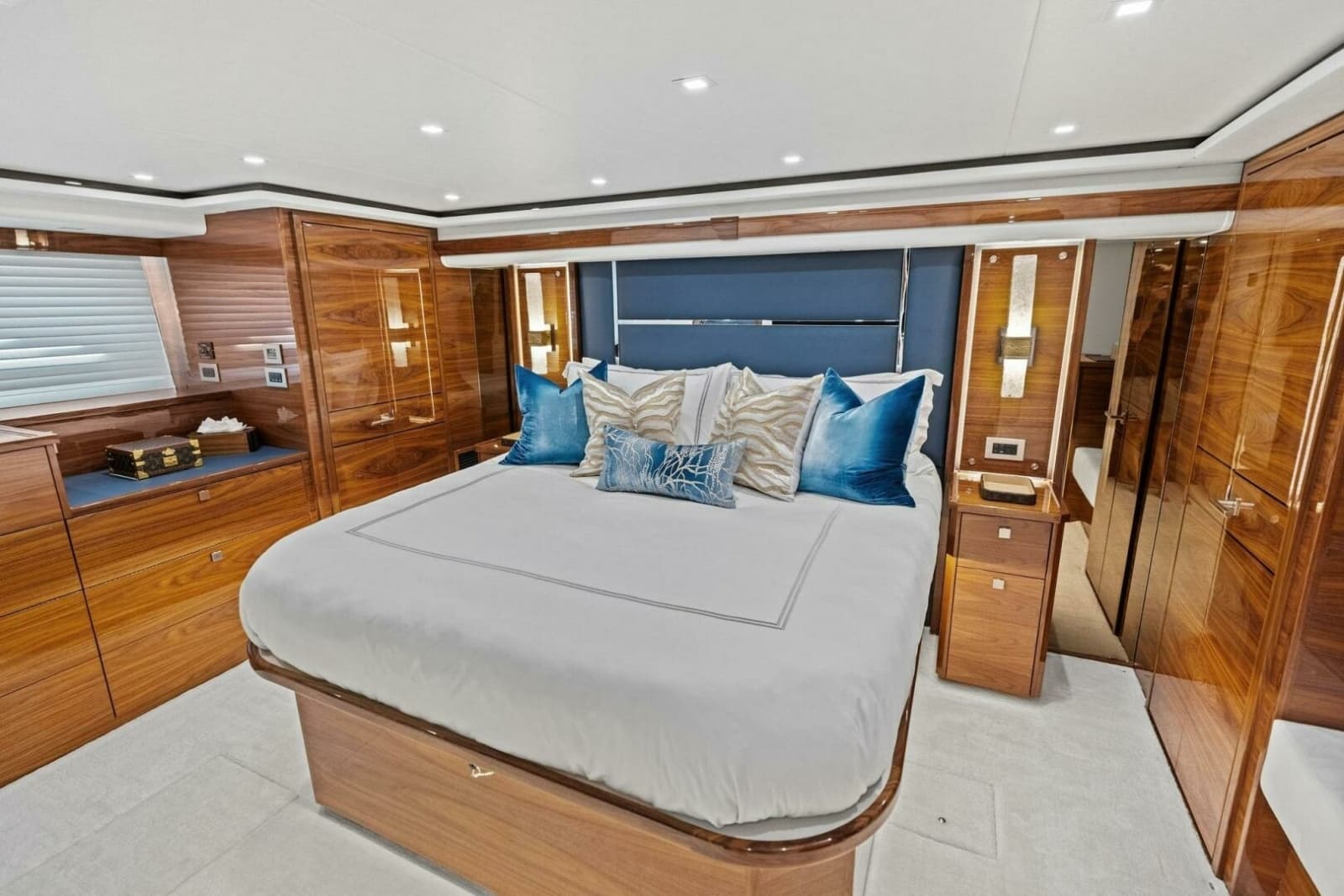 2026 Viking 82 Convertible - Photo 75