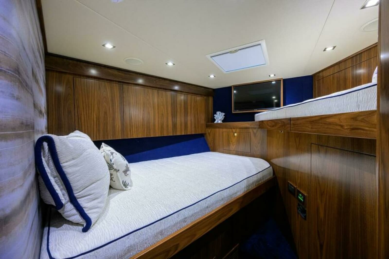 2024 Viking 80 Convertible - Photo 15