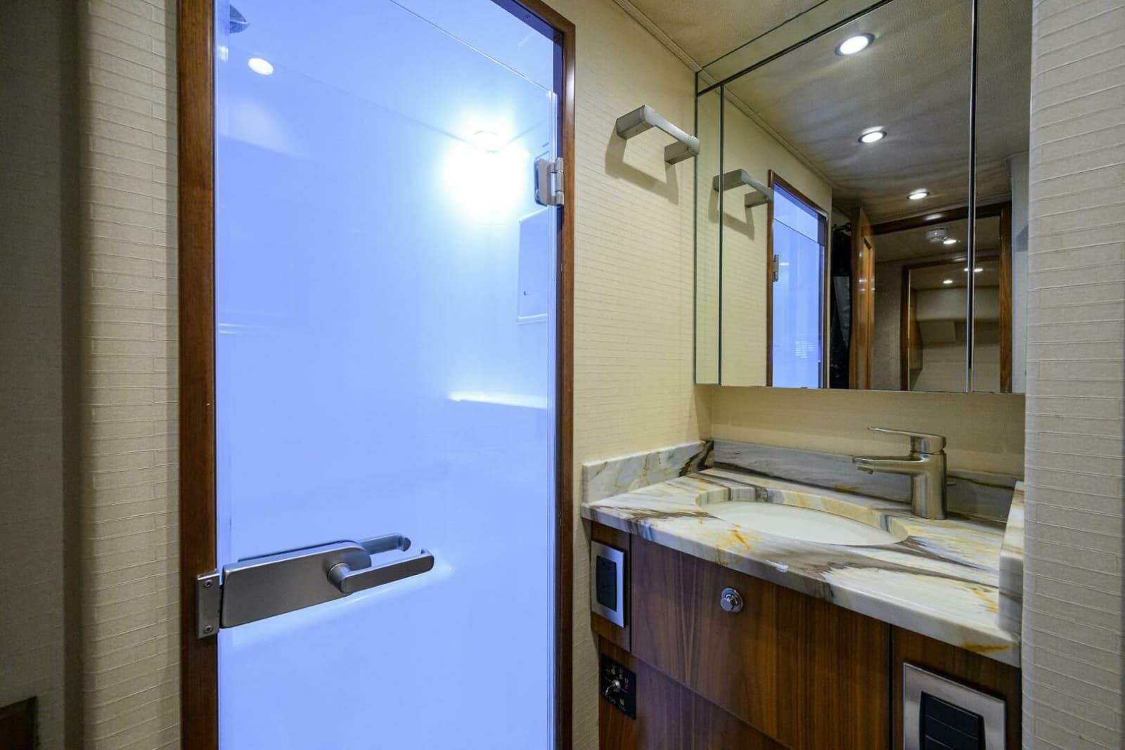 2017 Viking 92 Enclosed Bridge - Photo 78
