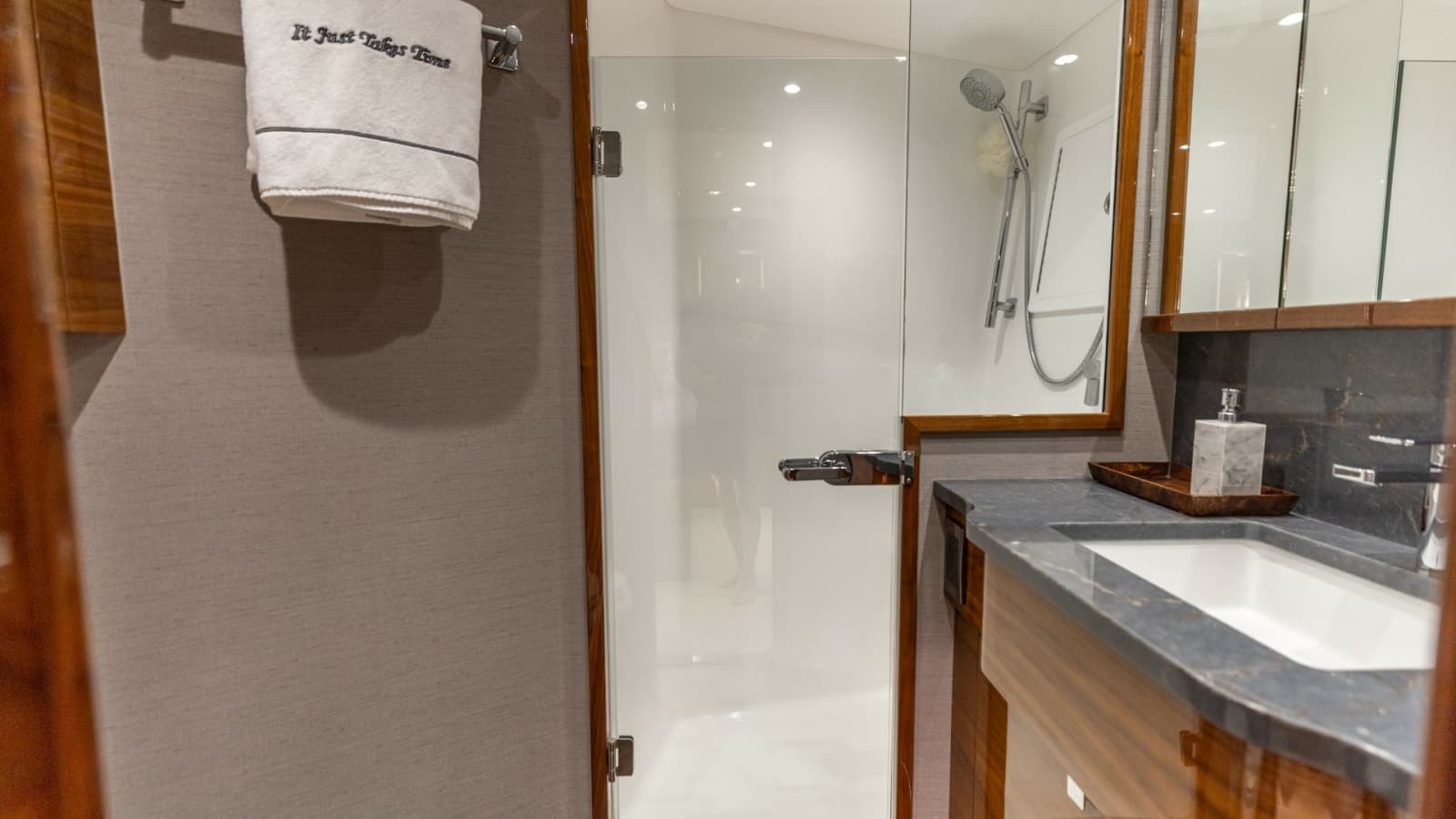 2025 Viking 74 Convertible - Photo 20