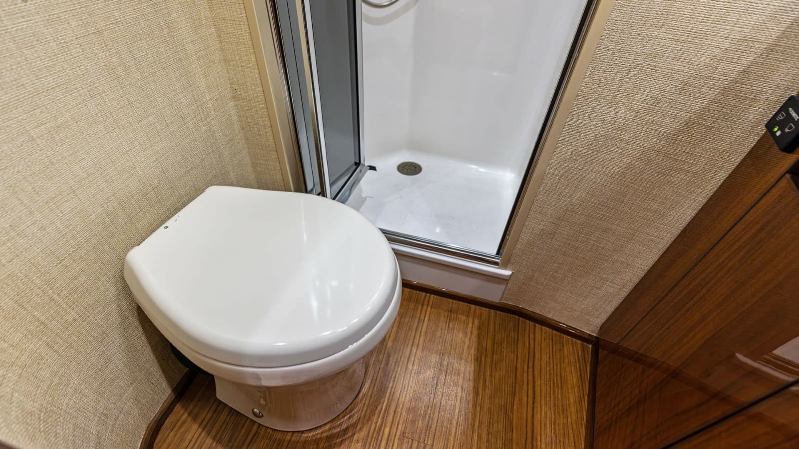 2018 Viking 62 Enclosed Bridge - Photo 56