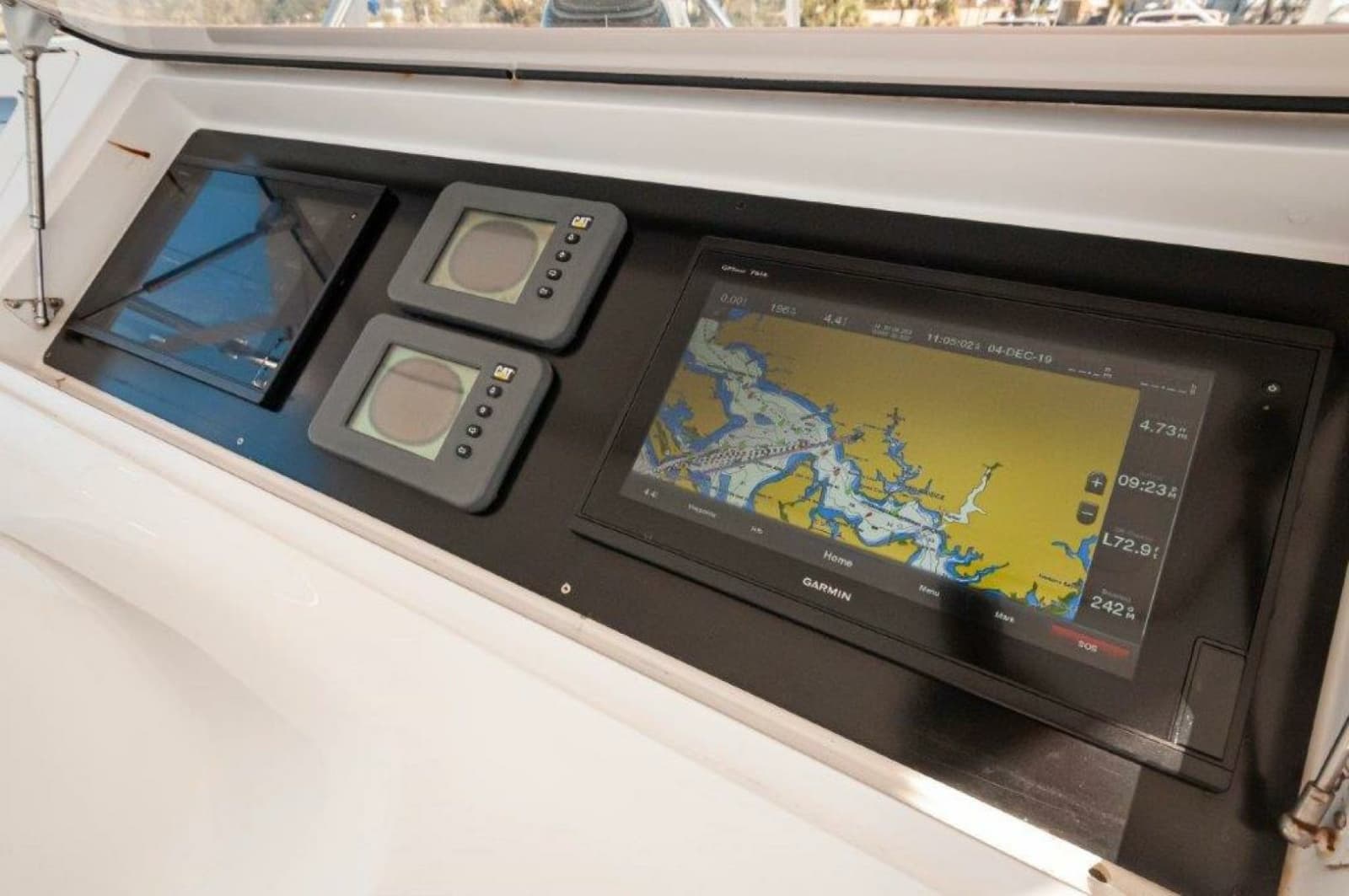 2001 Viking 61 Convertible - Photo 32