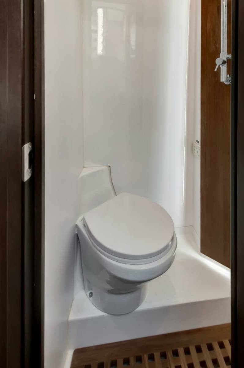 2023 Jupiter 43 Center Console - Photo 15