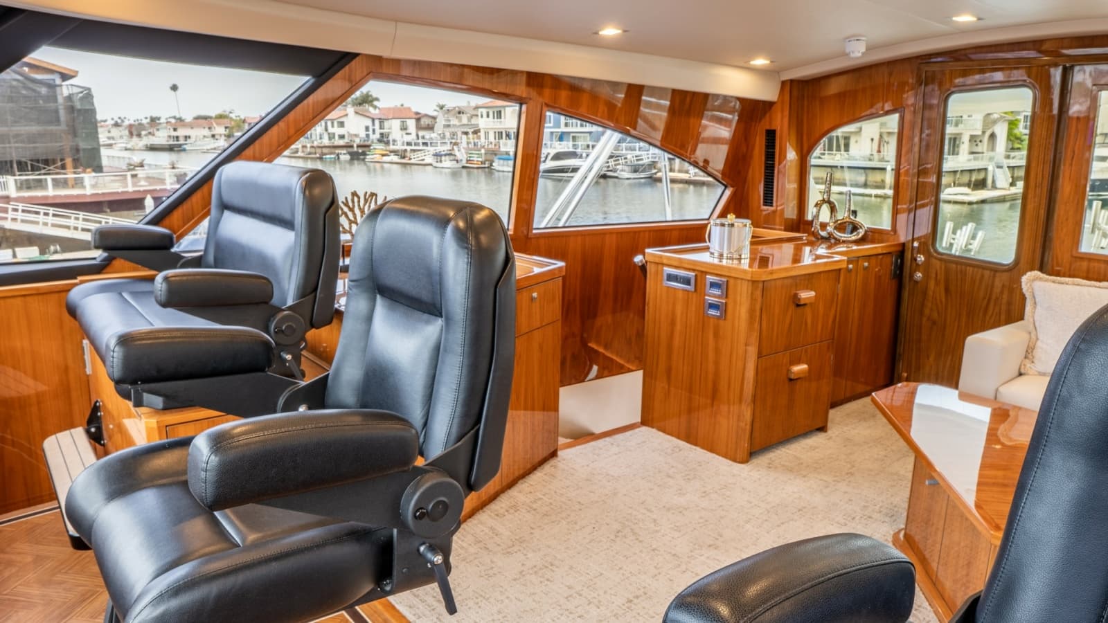 2020 Viking 92 Skybridge - Photo 53