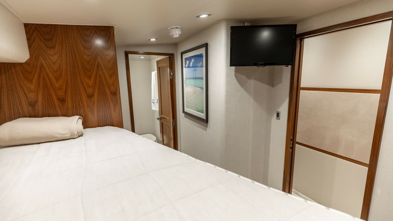 2016 Viking 80 Convertible - Photo 39