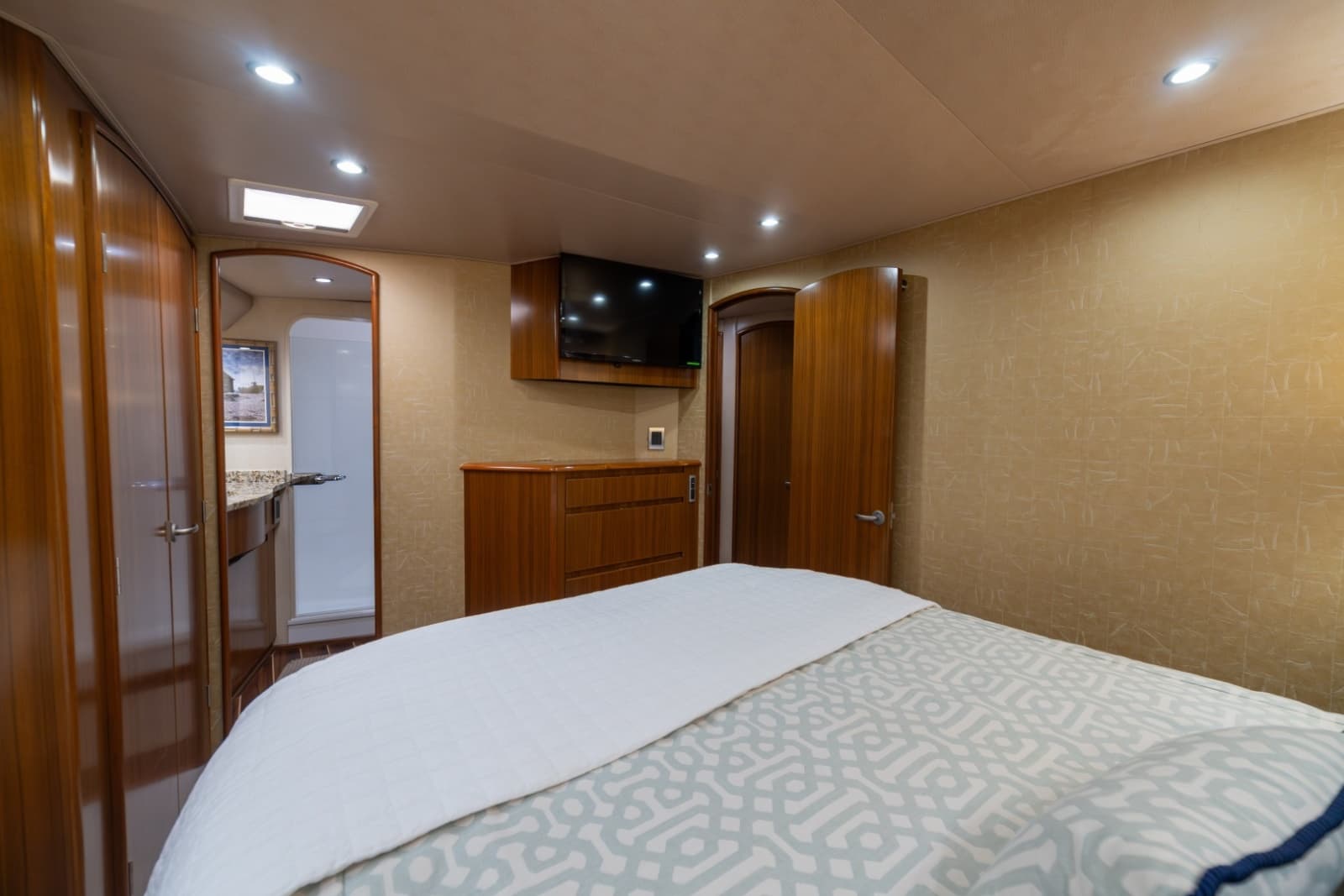 2012 Viking 60 Convertible - Photo 53