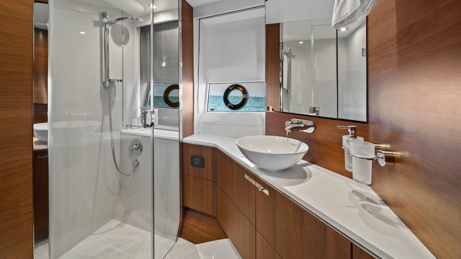 2019 Princess V65 - Photo 23