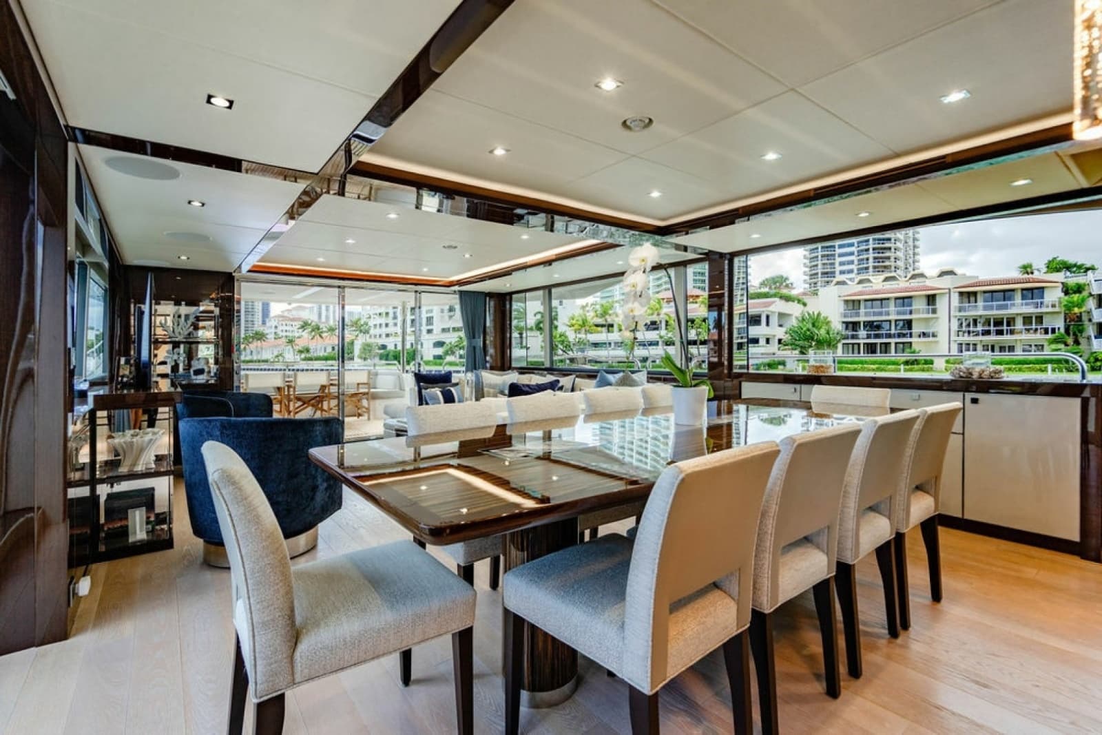 2019 Sunseeker 95 Motor Yacht - Photo 41