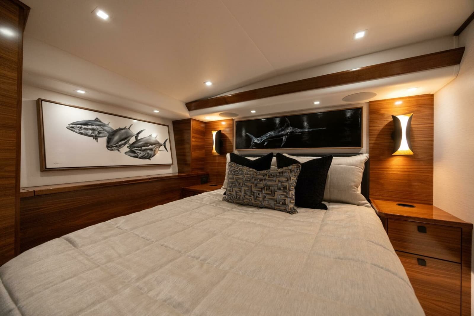 2025 Viking 82 Convertible - Photo 32