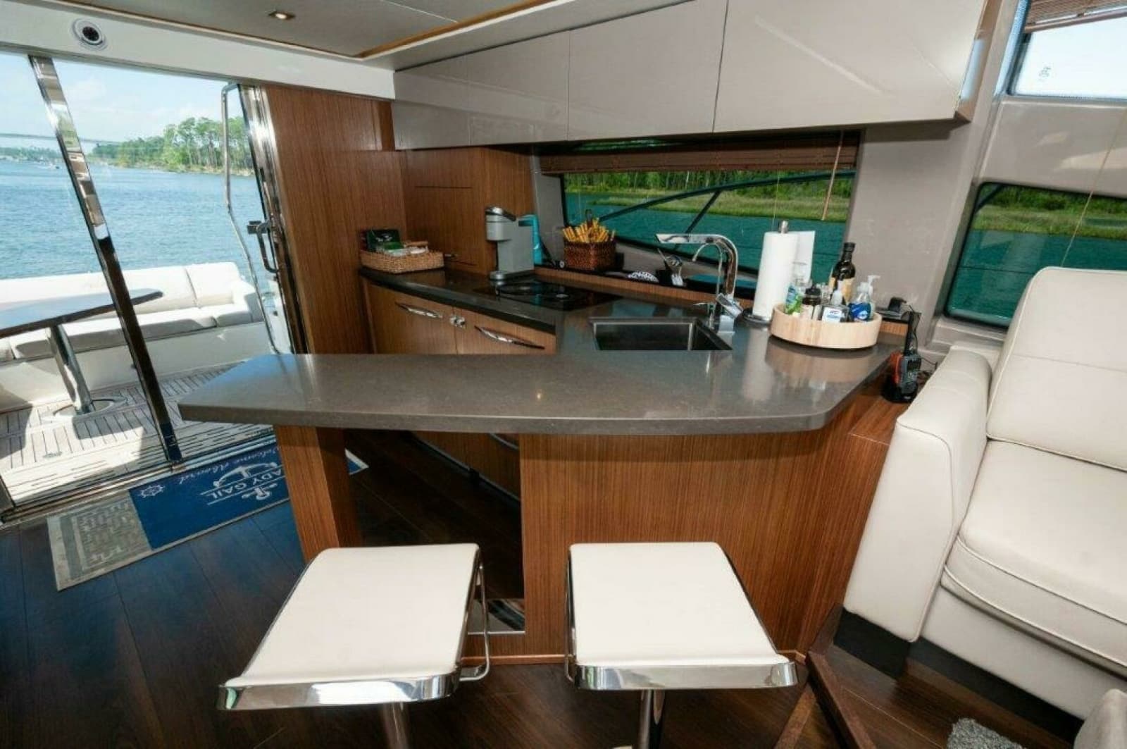 2018 Sea Ray L550 Flybridge - Photo 12
