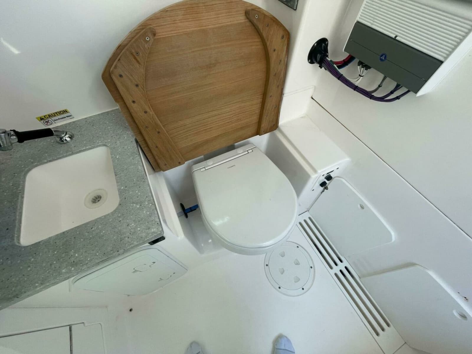 2022 Everglades 335 Center Console - Photo 31