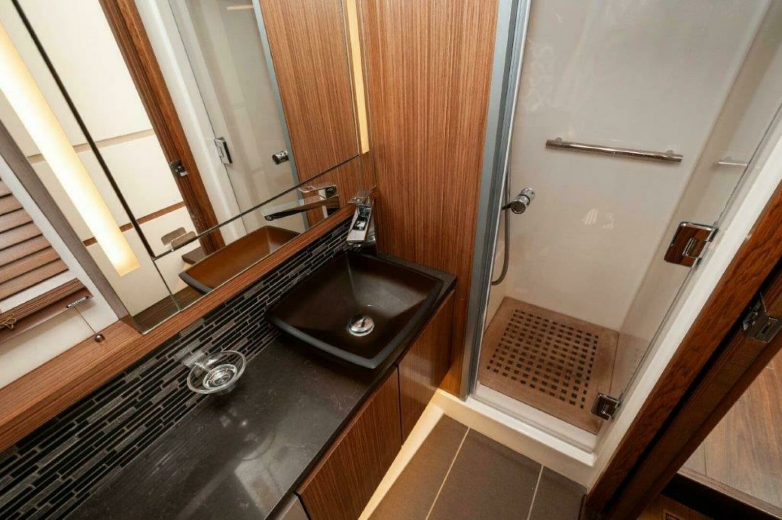 2018 Sea Ray L550 Flybridge - Photo 21
