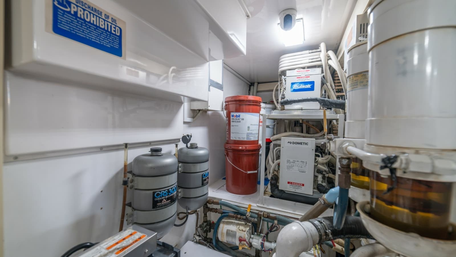 2002 Viking 61 Convertible - Photo 52