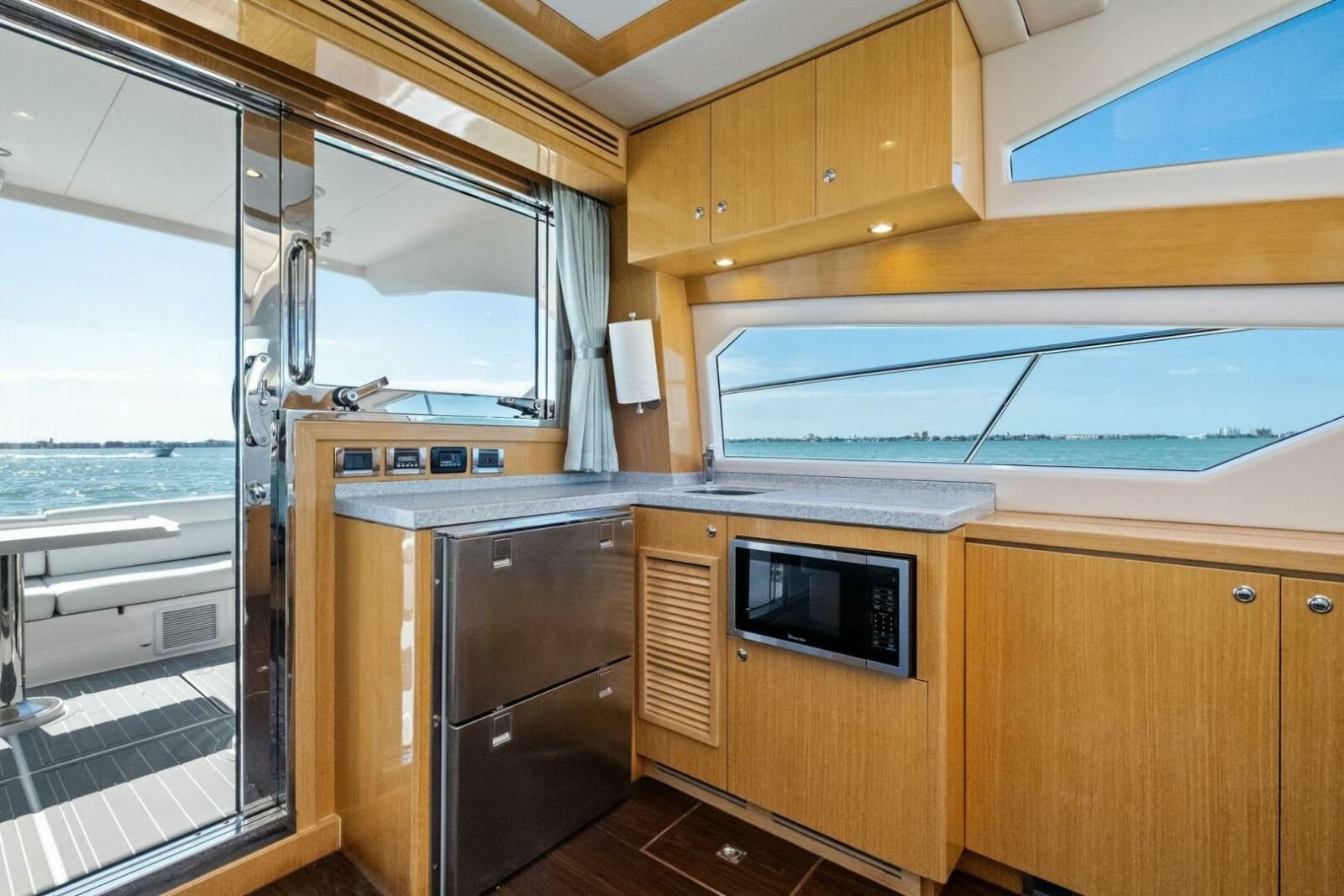 2018 Mares 47 Outboard Express Catamaran - Photo 21