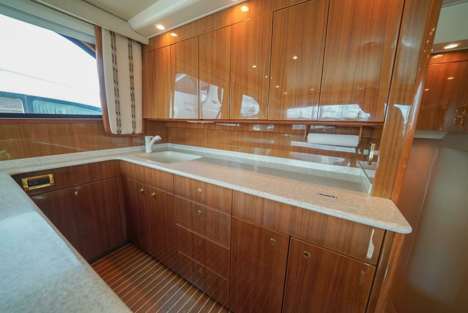 2007 Viking 45 Convertible - Photo 9