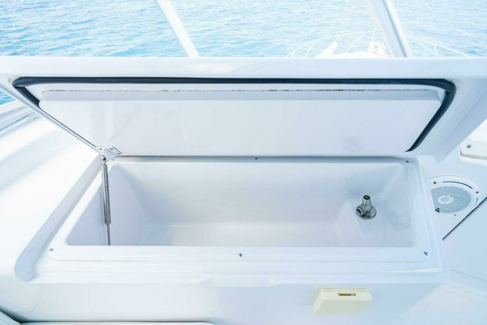 1999 Viking 55 Convertible - Photo 74