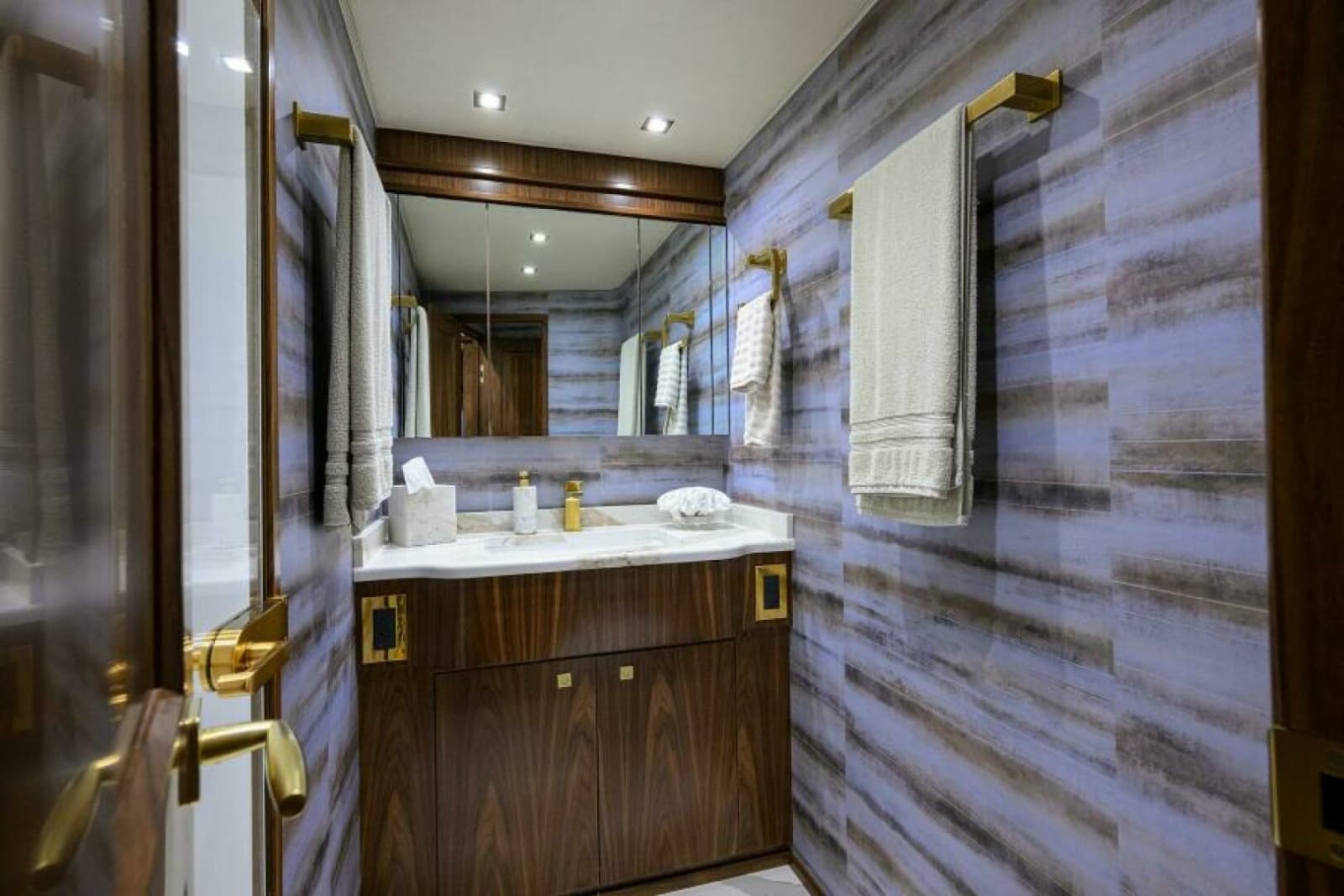 2024 Viking 80 Convertible - Photo 17