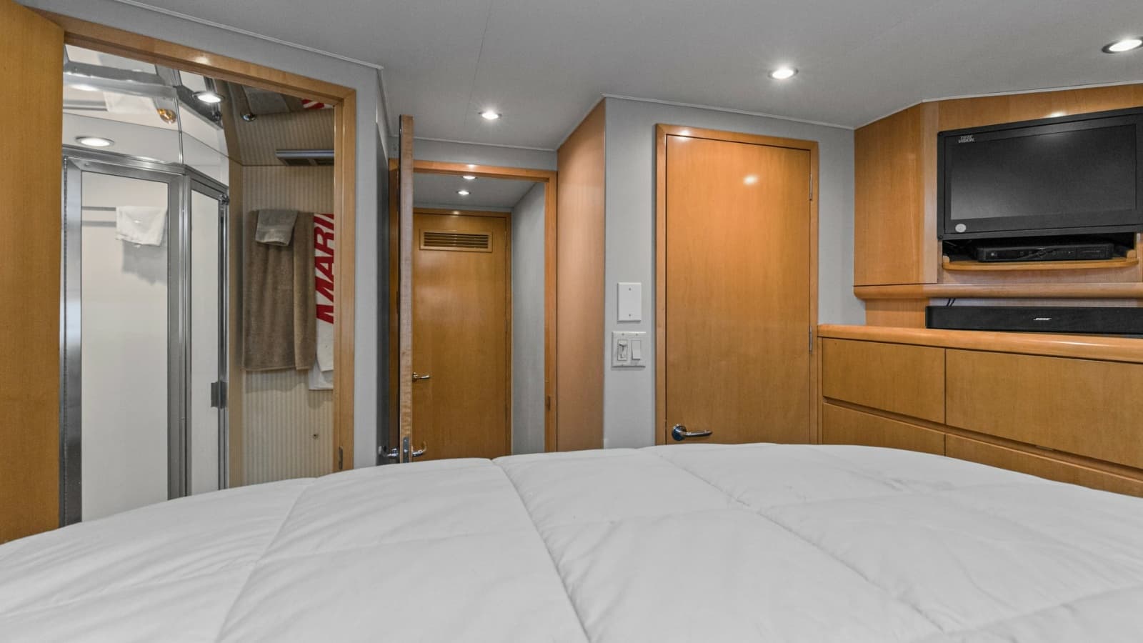1999 Hatteras 60 Enclosed Bridge Convertible - Photo 21