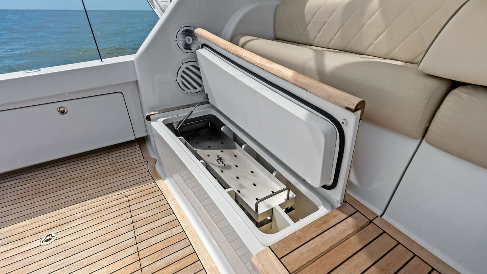 2018 Viking 62 Convertible - Photo 42