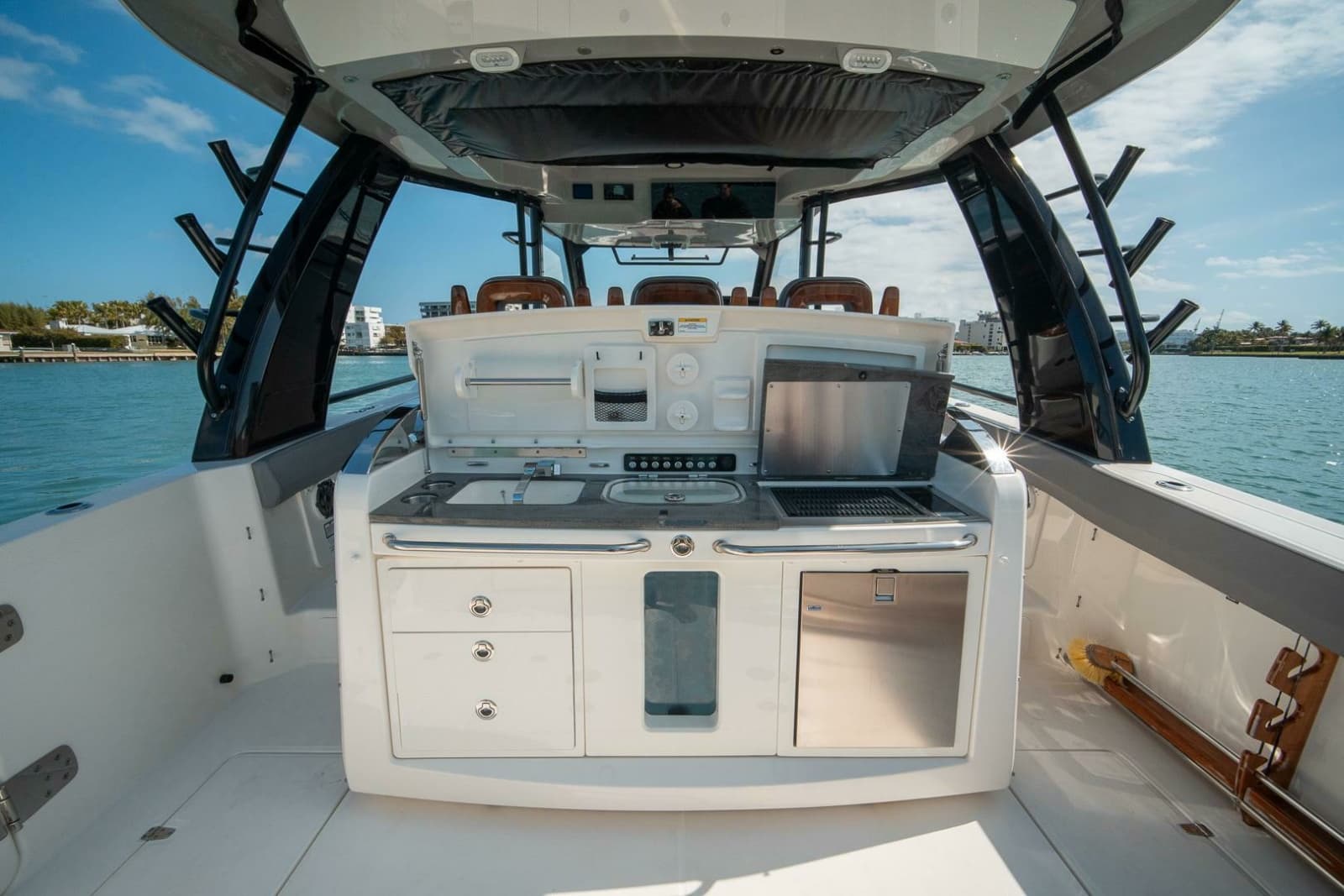2023 Boston Whaler 420 Outrage - Photo 8