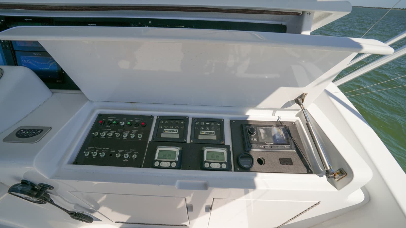 2001 Hatteras 60 Convertible - Photo 31