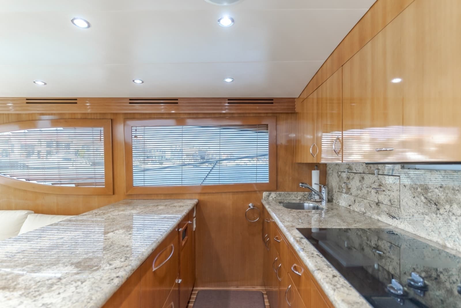 2003 Hatteras 54 Convertible - Photo 10