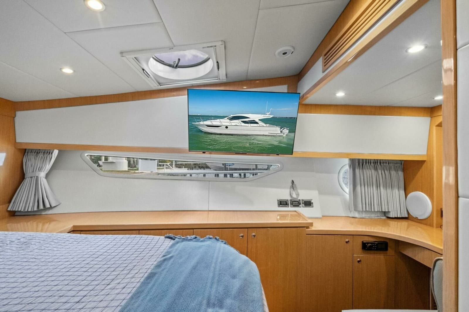 2018 Mares 47 Outboard Express Catamaran - Photo 37