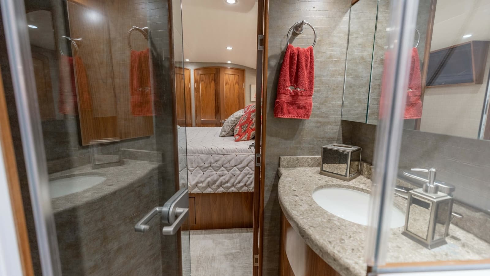 2020 Viking 62 Convertible - Photo 22