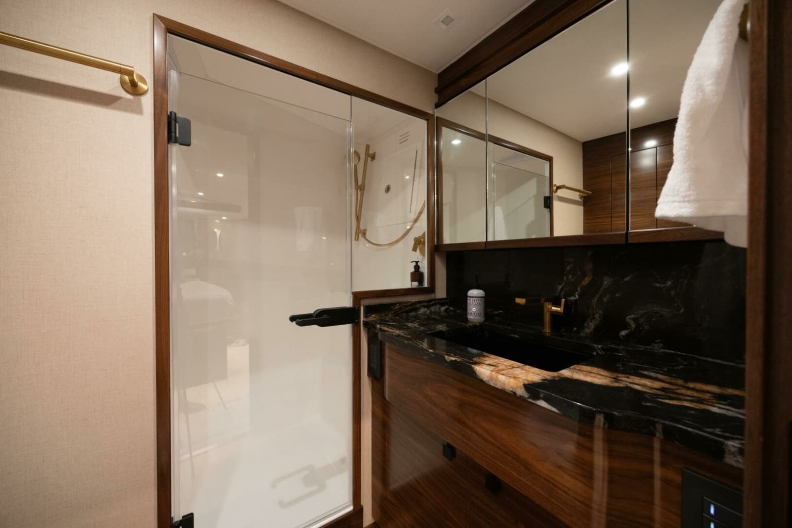 2025 Viking 82 Convertible - Photo 34