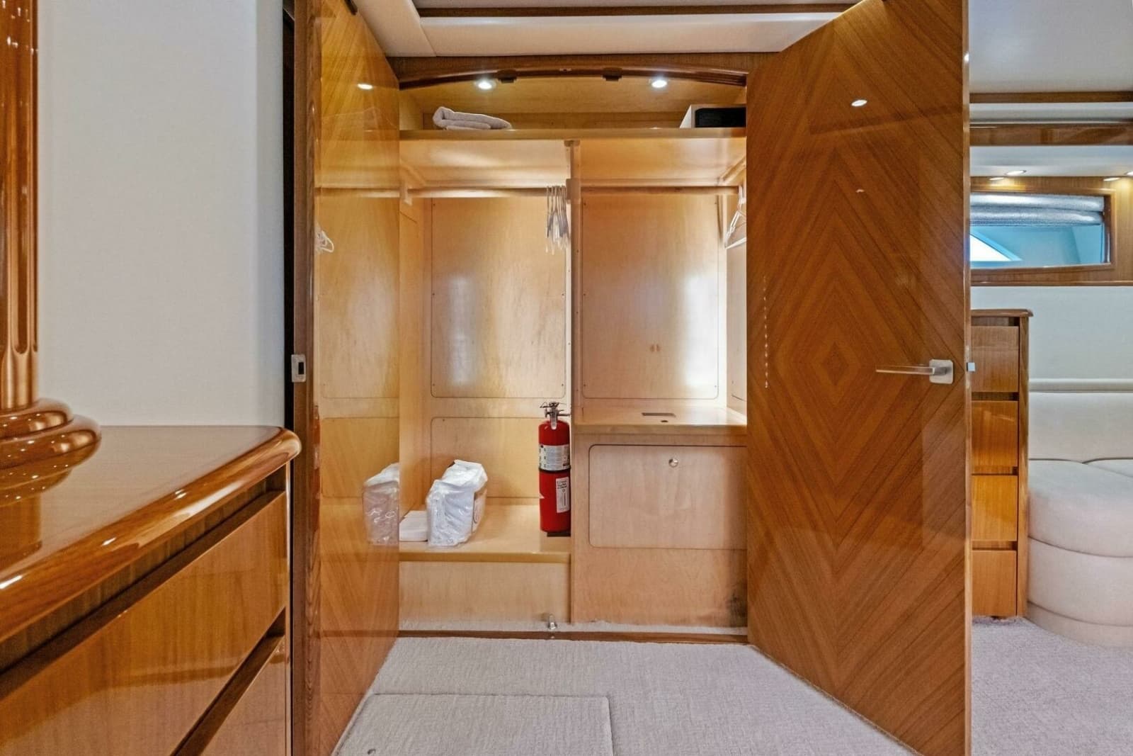2012 Viking 82 Convertible - Photo 51