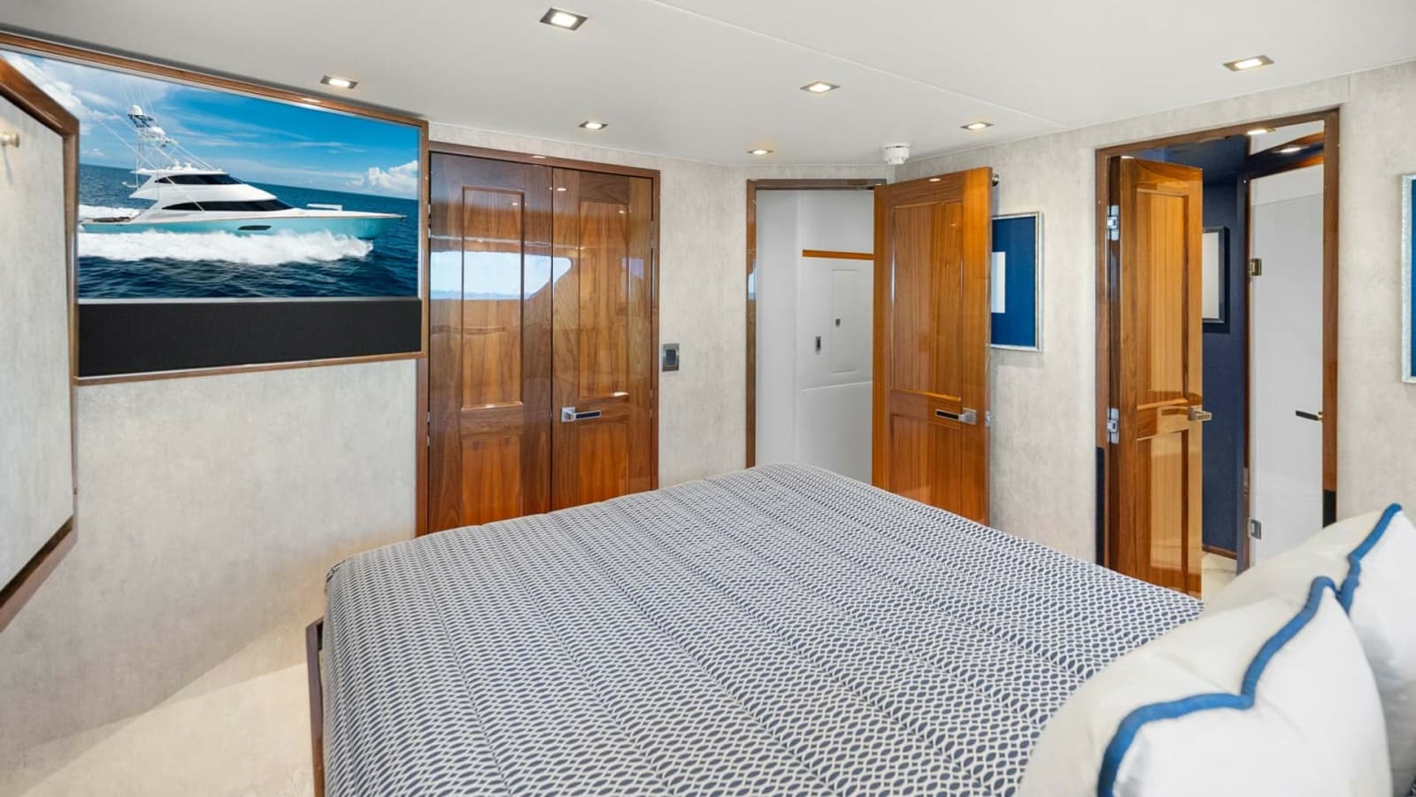 2017 Viking 92 Enclosed Bridge - Photo 34