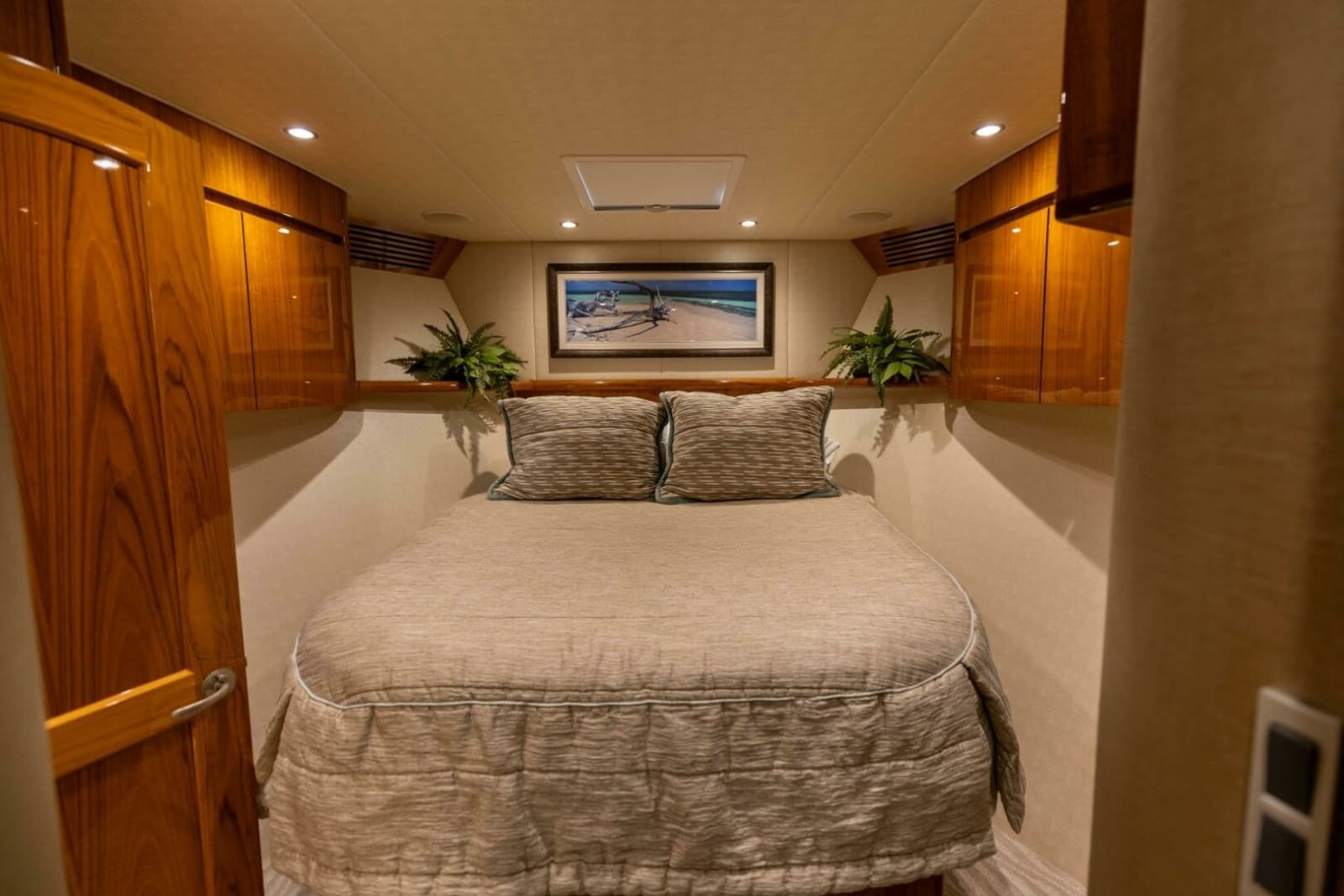 2017 Viking 66 Convertible - Photo 31