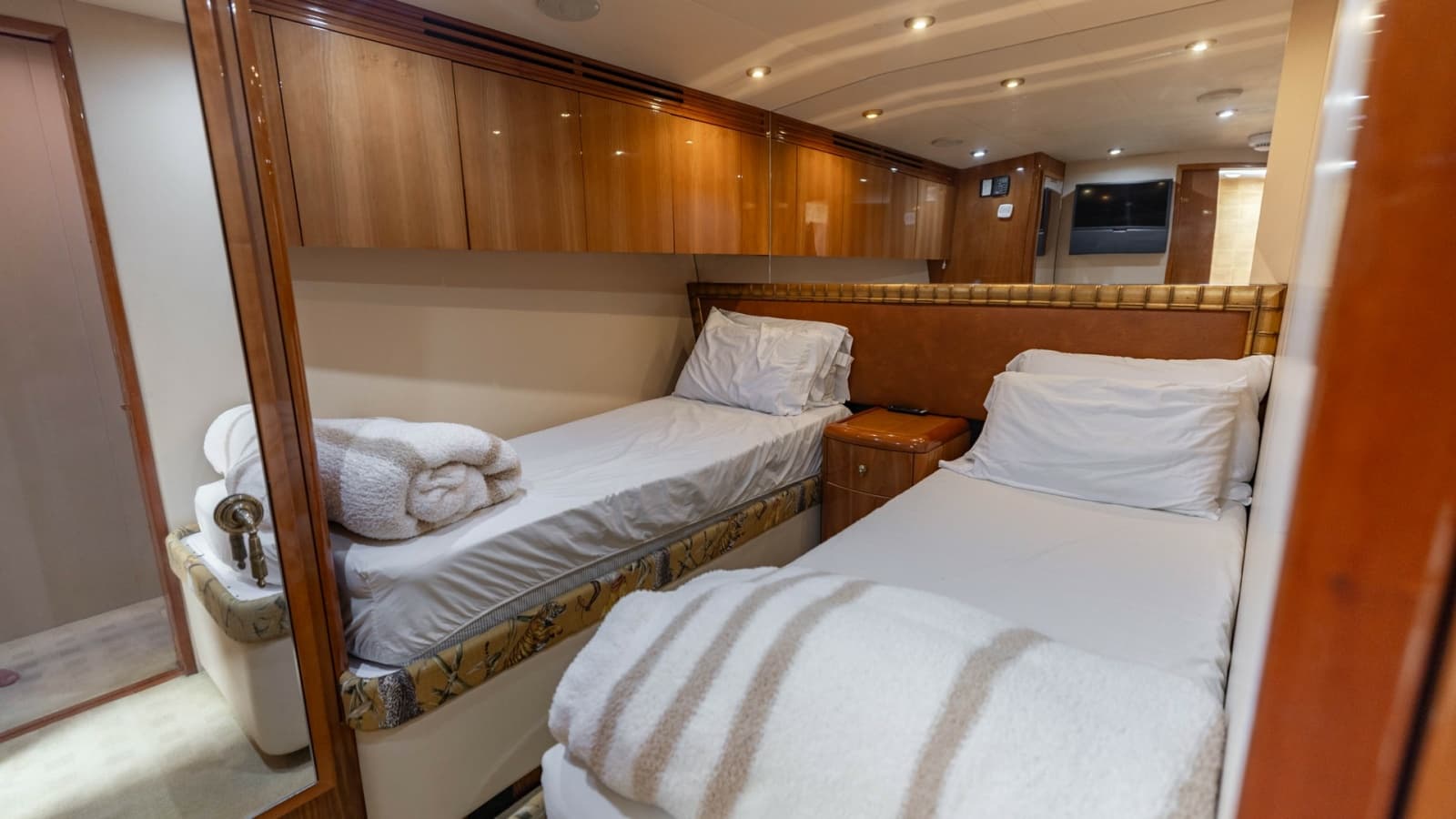 2007 Hatteras 68 Convertible - Photo 28