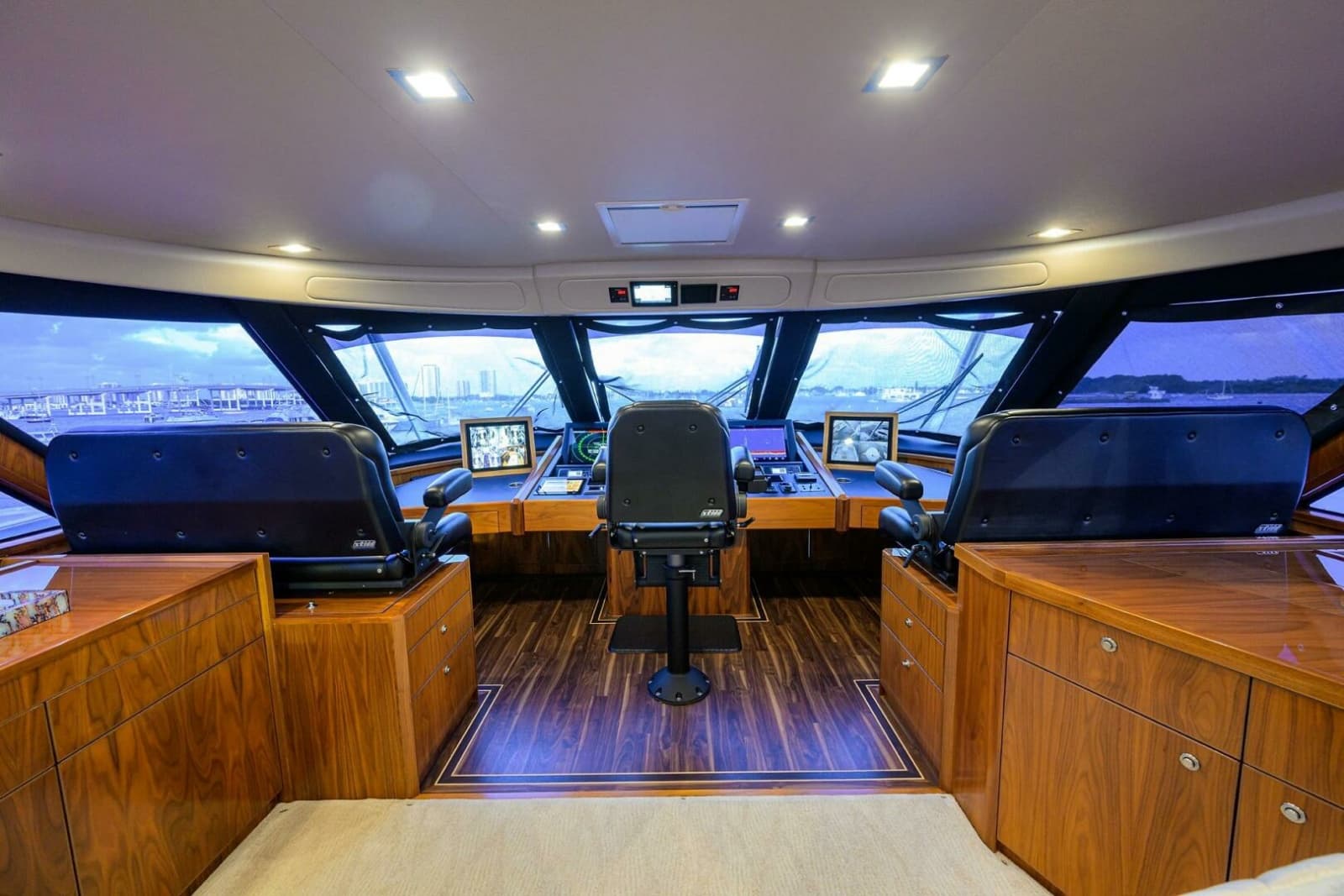 2020 Viking 92 Enclosed Bridge - Photo 40