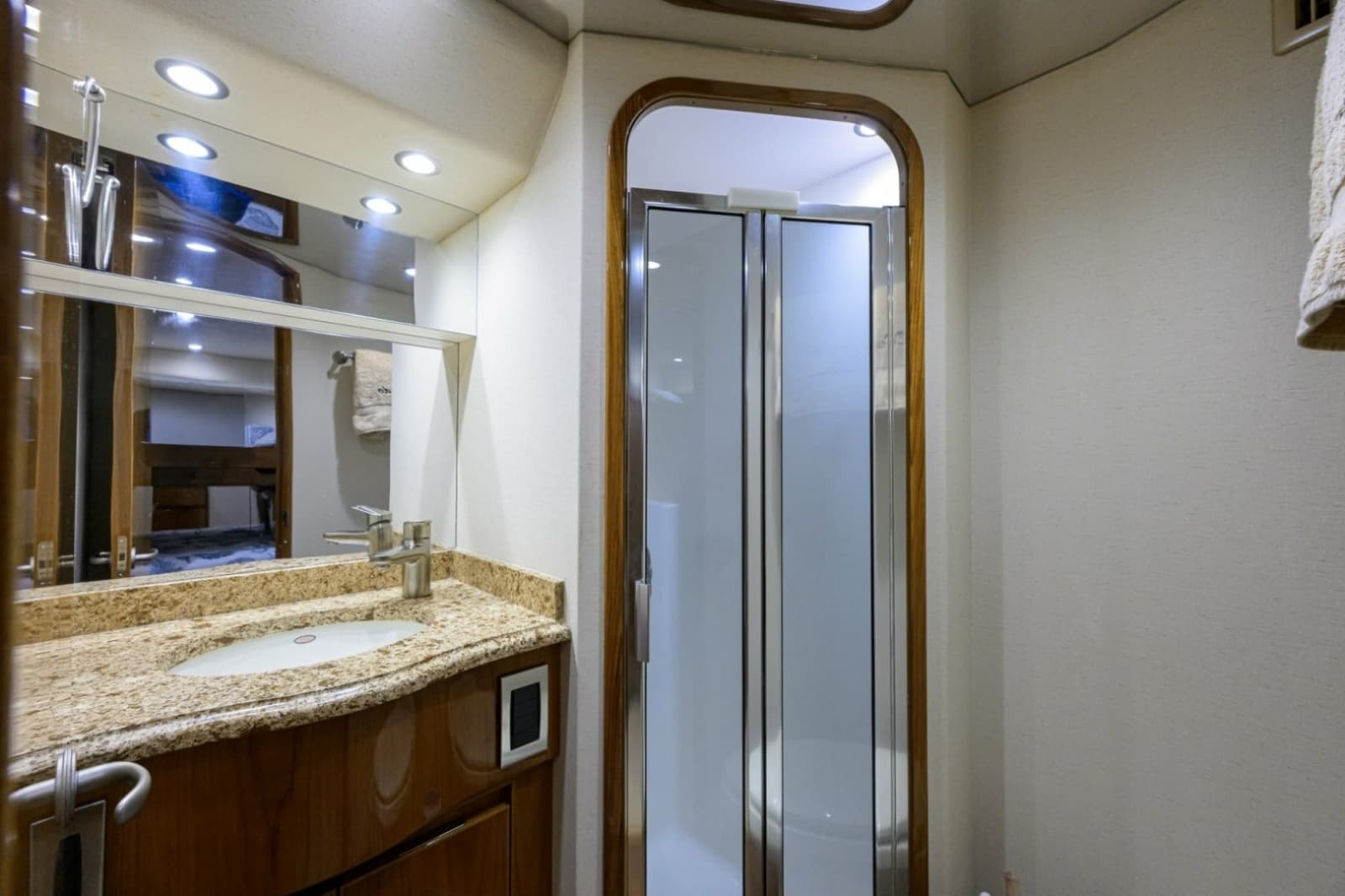 2014 Viking 70 Convertible - Photo 23