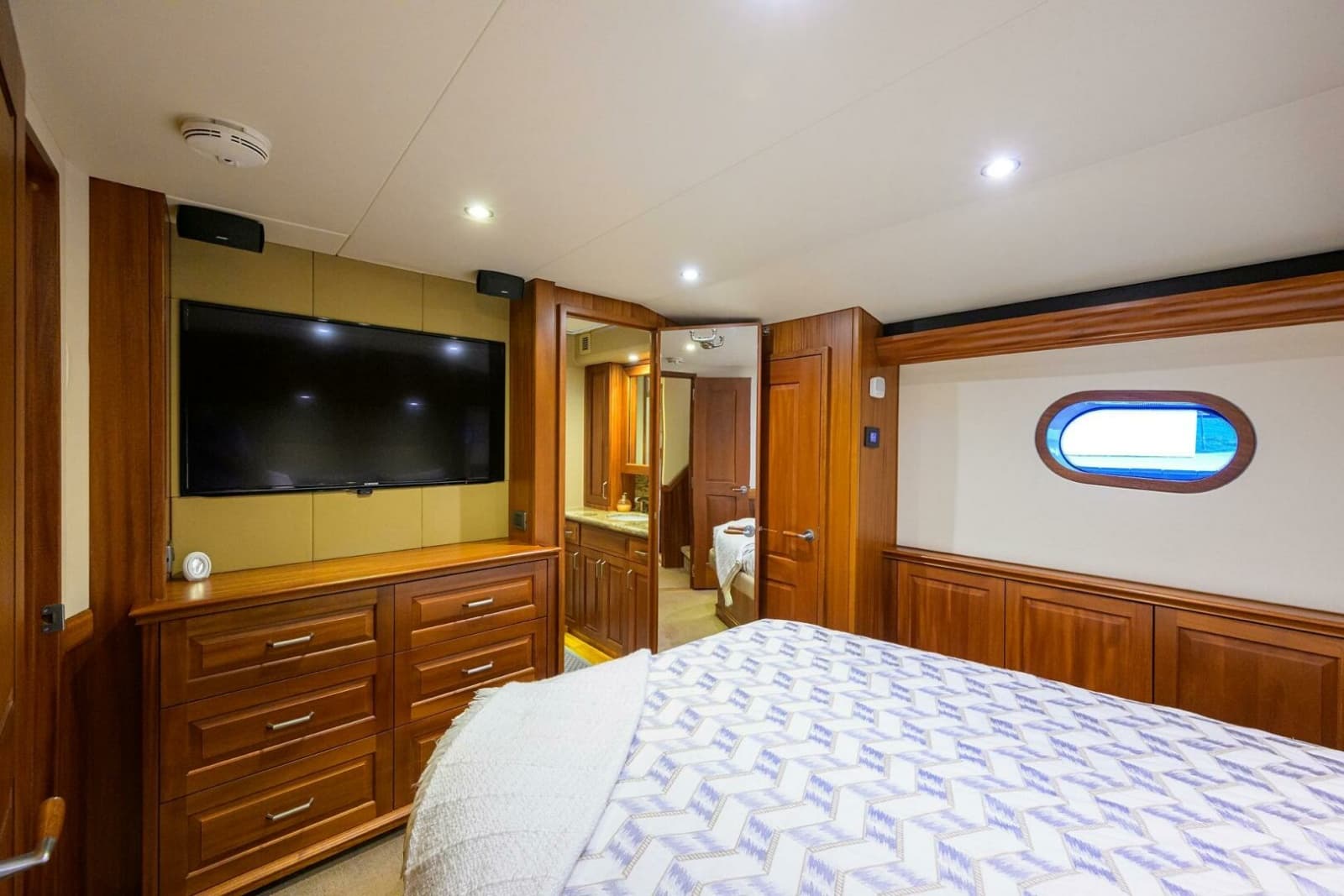 2013 Hatteras GT63 - Photo 12