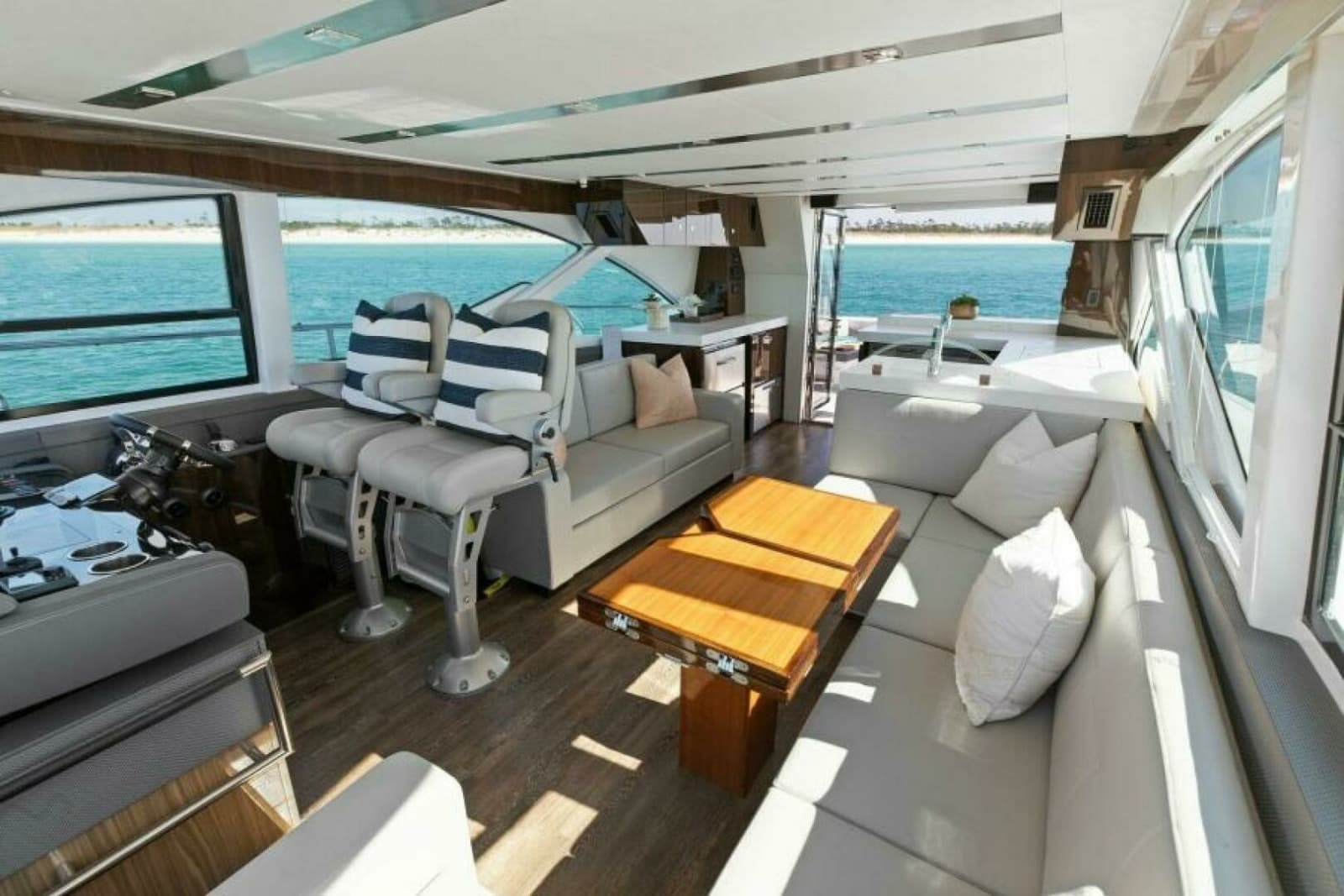 2023 Cruisers Yachts 60 Cantius Fly - Photo 2