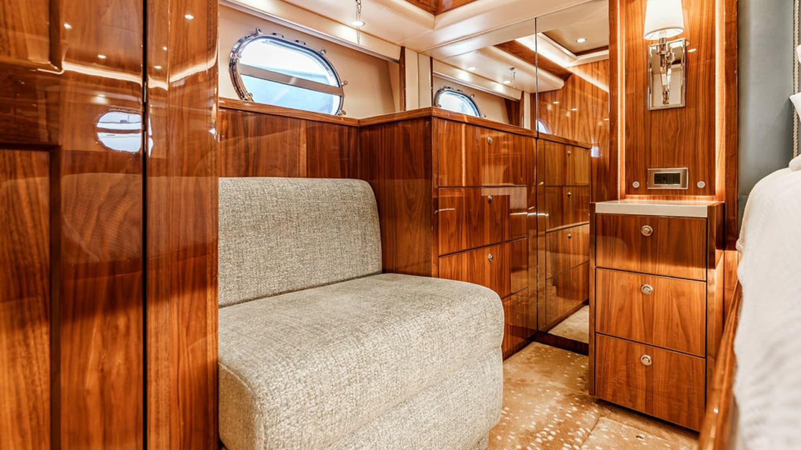 2019 Viking 80 Skybridge - Photo 25