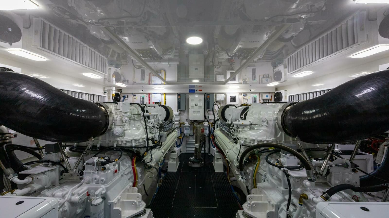 2025 Viking 82 Convertible - Photo 62