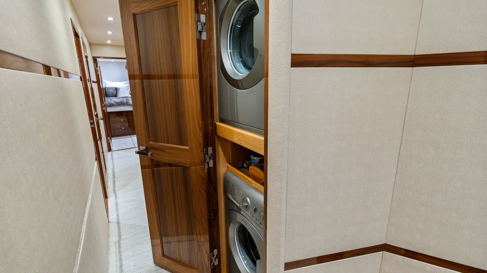 2016 Viking 80 Enclosed Bridge - Photo 31