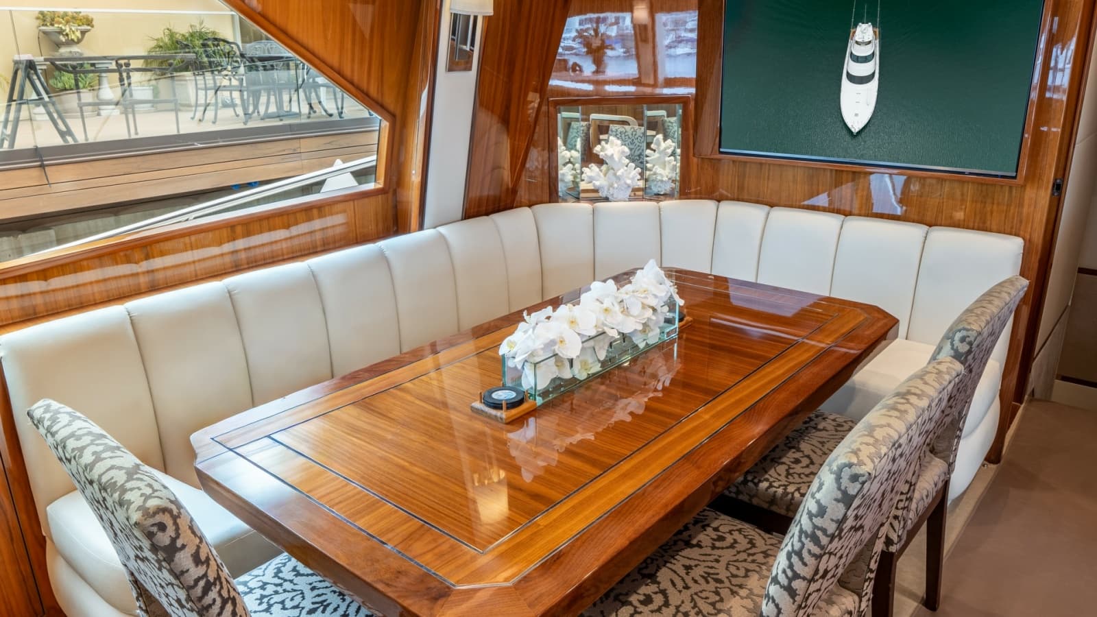 2020 Viking 92 Skybridge - Photo 10