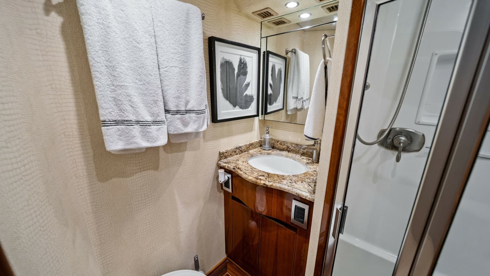 2015 Viking 70 Convertible  - Photo 34