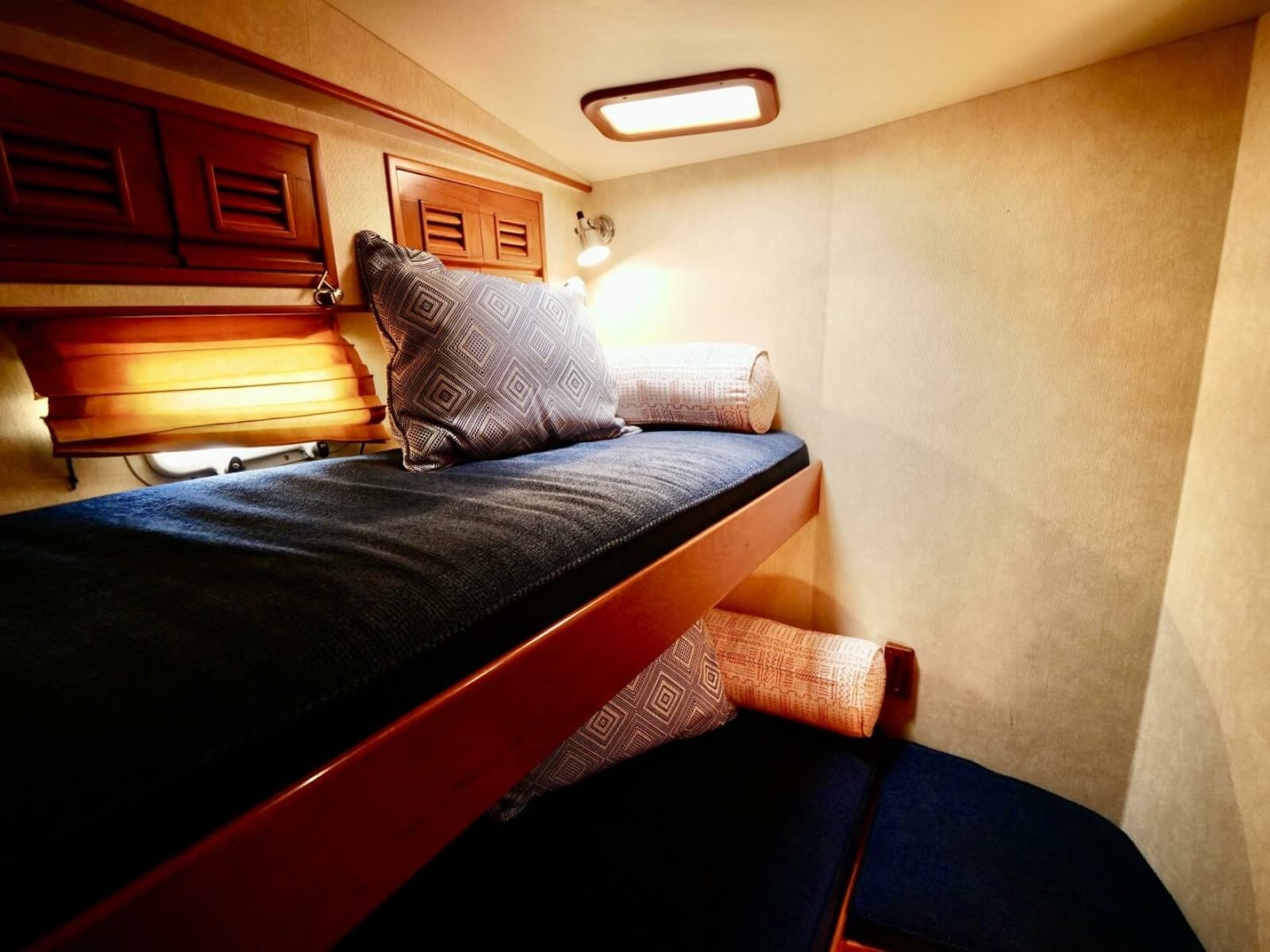 2000 Offshore Yachts 62 Pilothouse - Photo 26